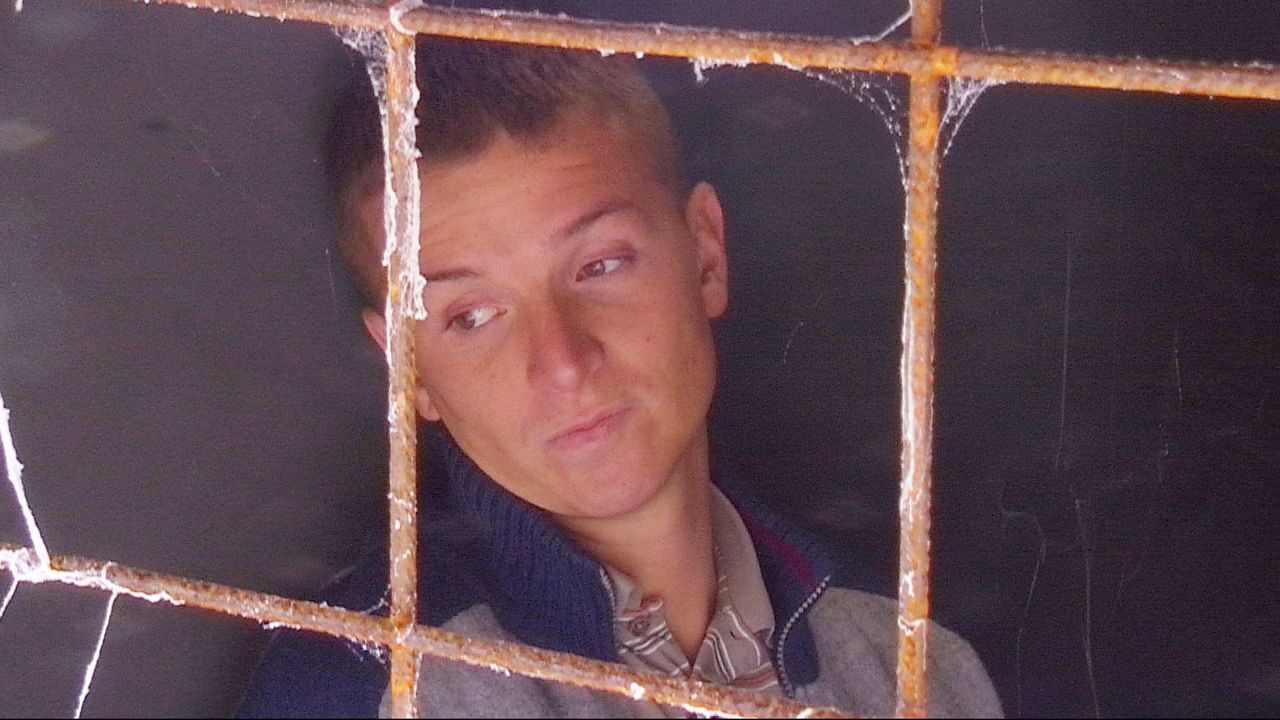 Aaron Hinter Gittern