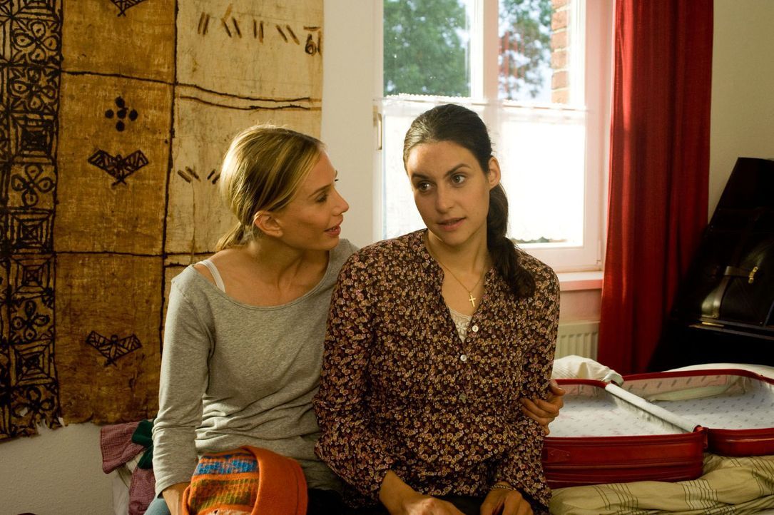 Maja (Nadeshda Brennicke, l.) ermuntert Doreen (Liane Forestieri, r.) mit ihr nach Mailand zu gehen und ihren Freund Steffen zu verlassen. - Bildquelle: Sat.1