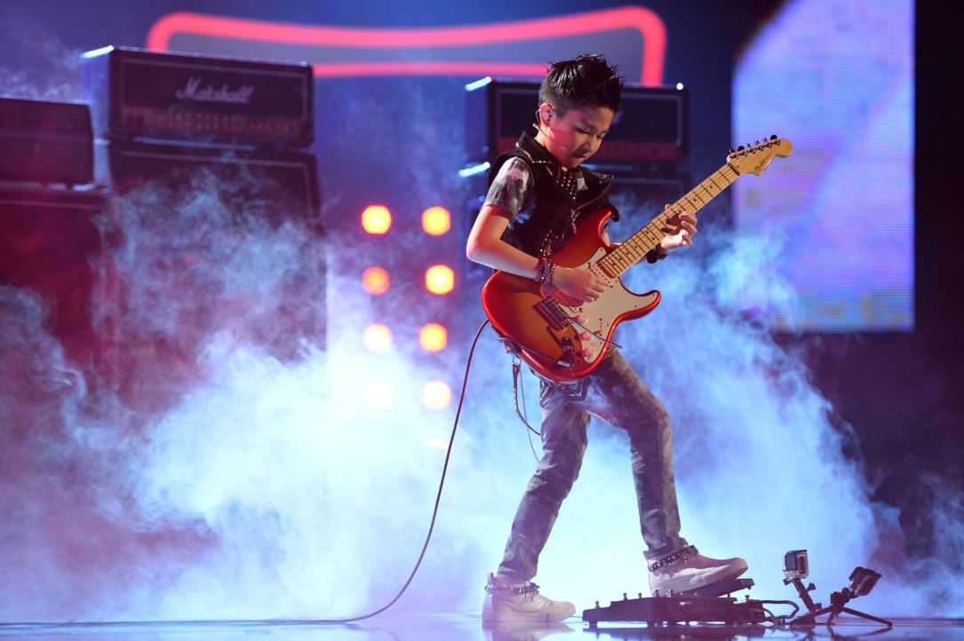 Jeremy Yong ist an der Gitarre ein wahrer Meister. Doch reicht es aus, um bei "Superkids - die größten kleinen Talente der Welt" zu gewinnen? - Bildquelle: Willi Weber SAT.1
