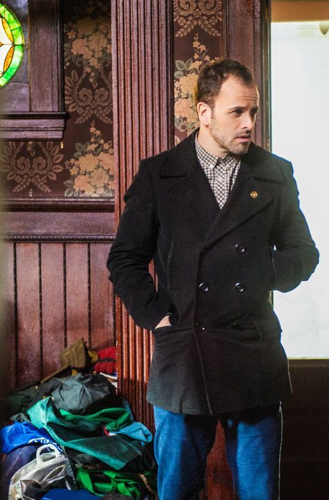 Bei den Ermittlungen: Sherlock Holmes (Jonny Lee Miller) ... - Bildquelle: CBS Television