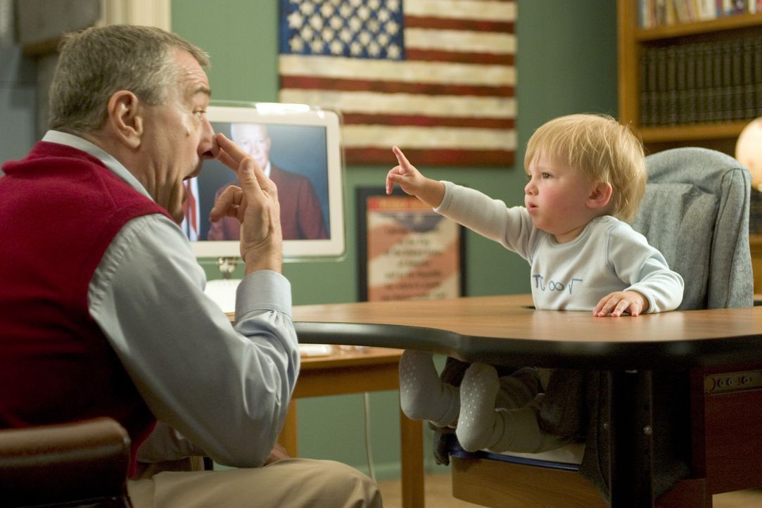 Ex-CIA-Agent Jack (Robert De Niro, l.) kümmert sich liebevoll um seinen Enkel Little Jack (Spencer Pickren, Bradley Pickren, r.) und dessen Ausbild... - Bildquelle: DreamWorks SKG