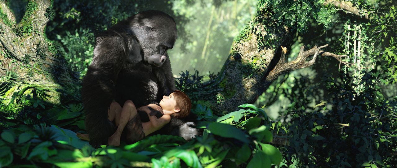 Nachdem seine Familie mit einem Hubschrauber im Dschungel abgestürzt ist, nimmt Affenmama Kala (l.) den kleinen Tarzan (r.) zu sich und zieht ihn wi... - Bildquelle: Constantin Film
