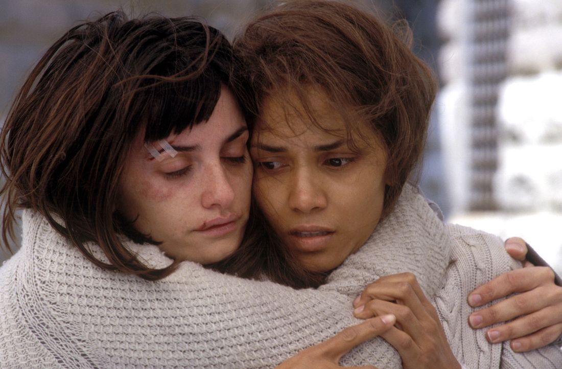 Geraten an einen aggressiven Geist: Miranda (Halle Berry, r.) und Chloe (Penélope Cruz, l.) ... - Bildquelle: 2004 Sony Pictures Television International. All Rights Reserved.