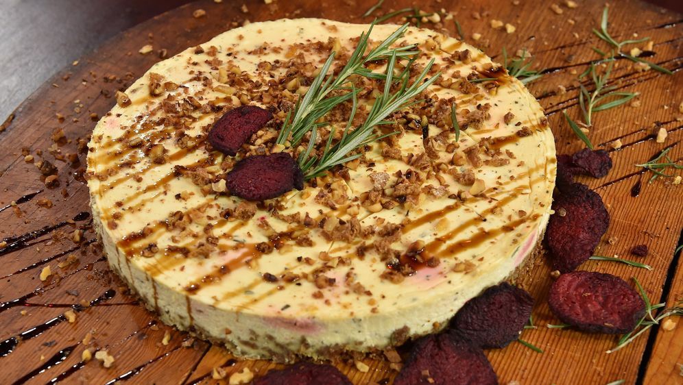 Rote-Bete-Cheesecake | Rezept | Das große Promibacken
