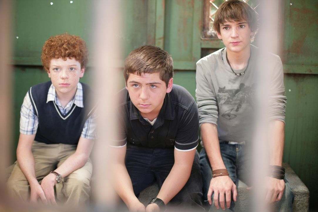 Ein geheimnisvolles Video führt die Detektive Justus (Chancellor Miller, M.), Peter (Nick Price, r.) und Bob (Cameron Monaghan, l.) in ein verlasse... - Bildquelle: Disney