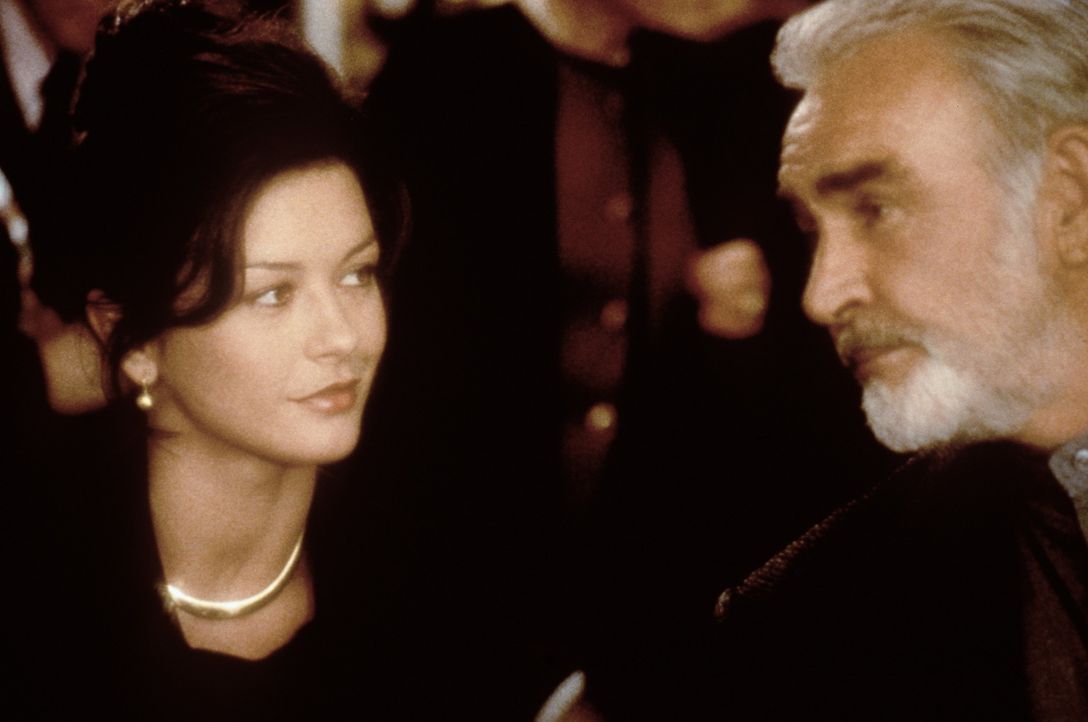 Zwischen dem Kunstdieb Mac (Sean Connery, r.) und der Versicherungsagentin Virginia (Catherine Zeta-Jones, l.) bahnt sich was an ... - Bildquelle: 20th Century Fox.
