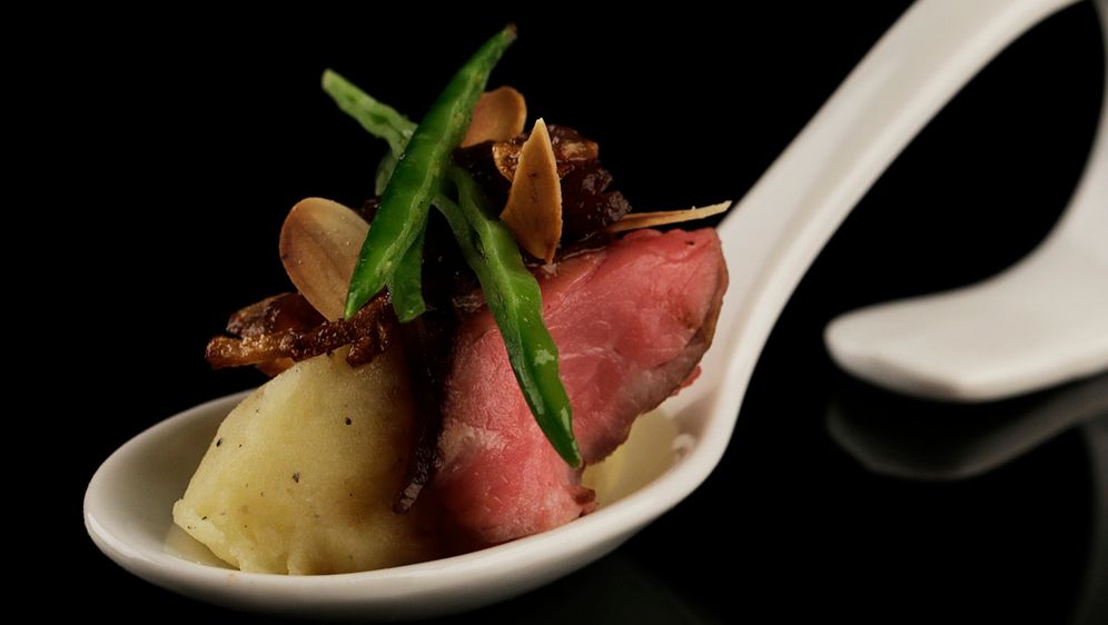 Entrecote Mit Senftopping Auf Apfel Zwiebel Puree Und Kaiserschot
