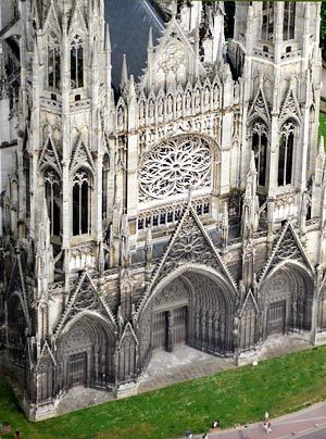 Inspirierte auch Claude Monet: die Fassade der Kathedrale von Rouen.  Einer der Kathedraltürme, der "Butterturm", erhielt seinen Namen von einer Ak... - Bildquelle: AFP