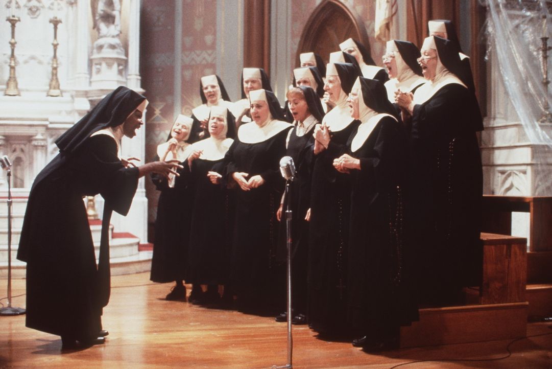 Mit ihrer neuen Aufgabe im Kloster, bringt Doloris (Whoopi Goldberg, l.) dem trüben Haufen die wahren Gospel-Töne bei und macht daneben den Chor zum... - Bildquelle: Buena Vista Pictures