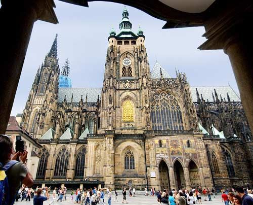 Nachdem Prag Mitte des 14. Jahrhunderts Erzbistum geworden war, fehlte der Stadt eine repräsentative Kirche und so lies Karl IV. den Veitsdom bauen... - Bildquelle: dpa