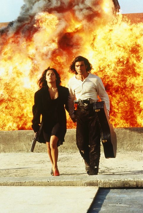 Am Ziel angekommen, verliebt sich der schweigsame Held "El Mariachi" (Antonio Banderas, r.) in die rassige Dorfschönheit Carolina (Selma Hayek, l.)... - Bildquelle: Columbia Pictures
