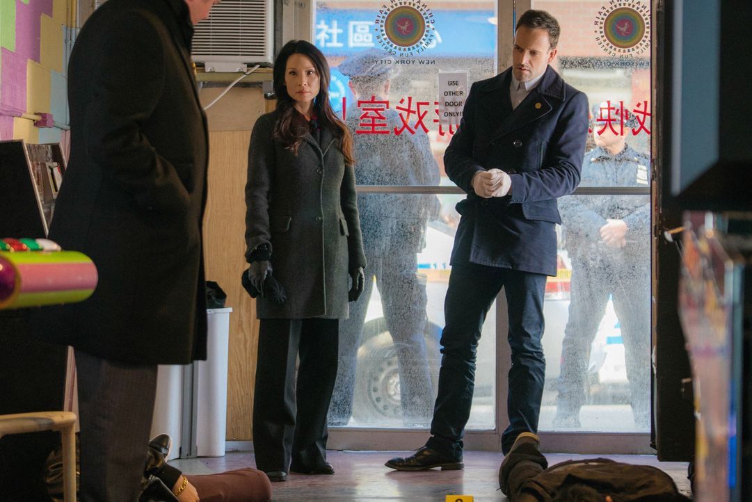Als drei Gangmitglieder in Chinatown erschossen wurden, versuchen Sherlock Holmes (Jonny Lee Miller, M.) und Joan Watson (Lucy Liu, r.) den Mörder z... - Bildquelle: Michael Parmelee 2016 CBS Broadcasting Inc. All Rights Reserved.