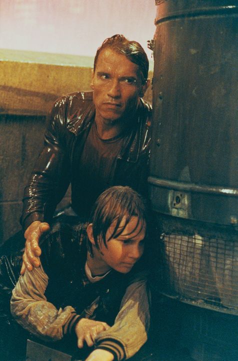 Auf der Jagd nach einem skrupellosen Schurken müssen Danny (Austin O'Brien, unten) und Slater (Arnold Schwarzenegger, oben) ständig zwischen Film-... - Bildquelle: Columbia Pictures
