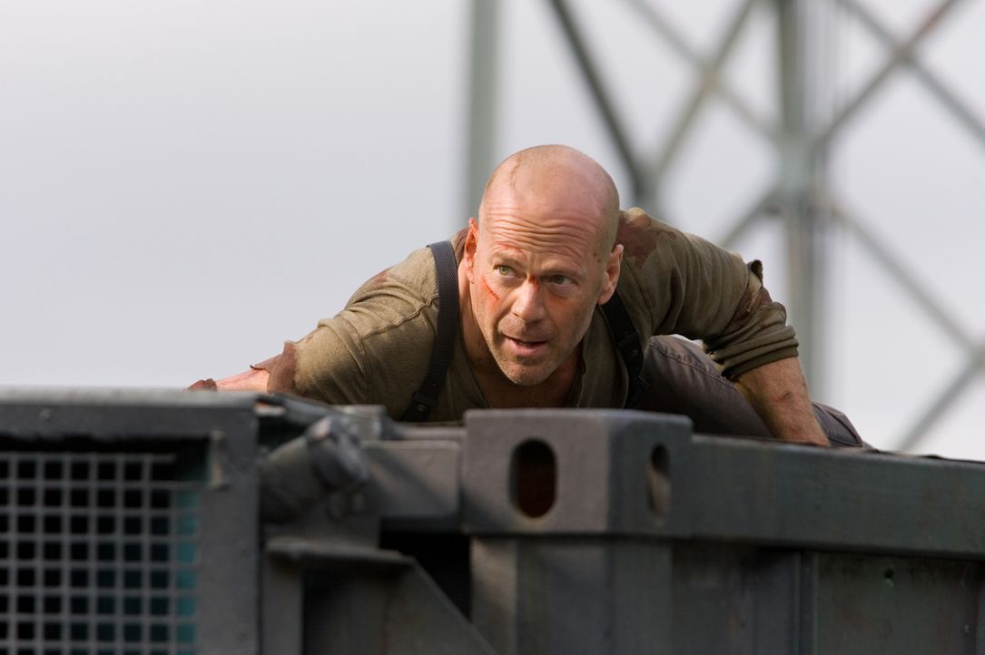 Gemeinsam mit dem Hacker Farrell, geht John McClane (Bruce Willis) über seine Grenzen hinaus, um den skrupellosen Thomas Gabriel aufzuhalten. Werden... - Bildquelle: Frank Masi 2007 Twentieth Century Fox Film Corporation.  All rights reserved.