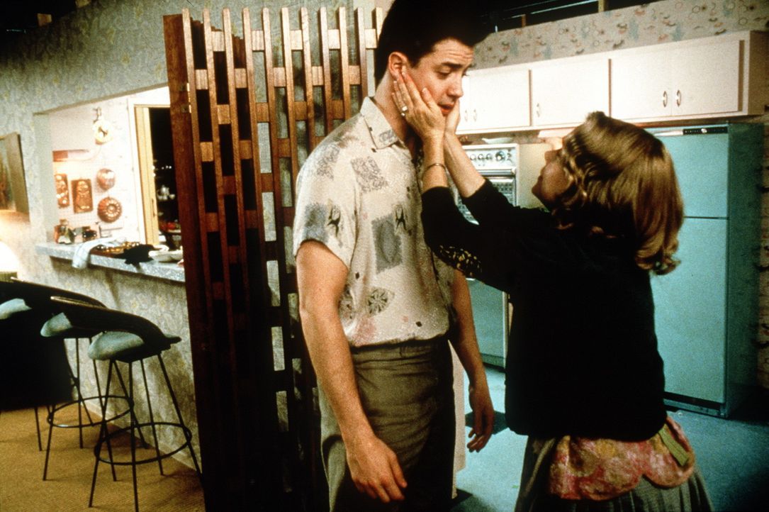 Nach 35 Jahren öffnet sich die Bunkertür für Adam (Brendan Fraser, l.) und seine Mutter Helen (Sissy Spacek, r.) ... - Bildquelle: New Line Cinema