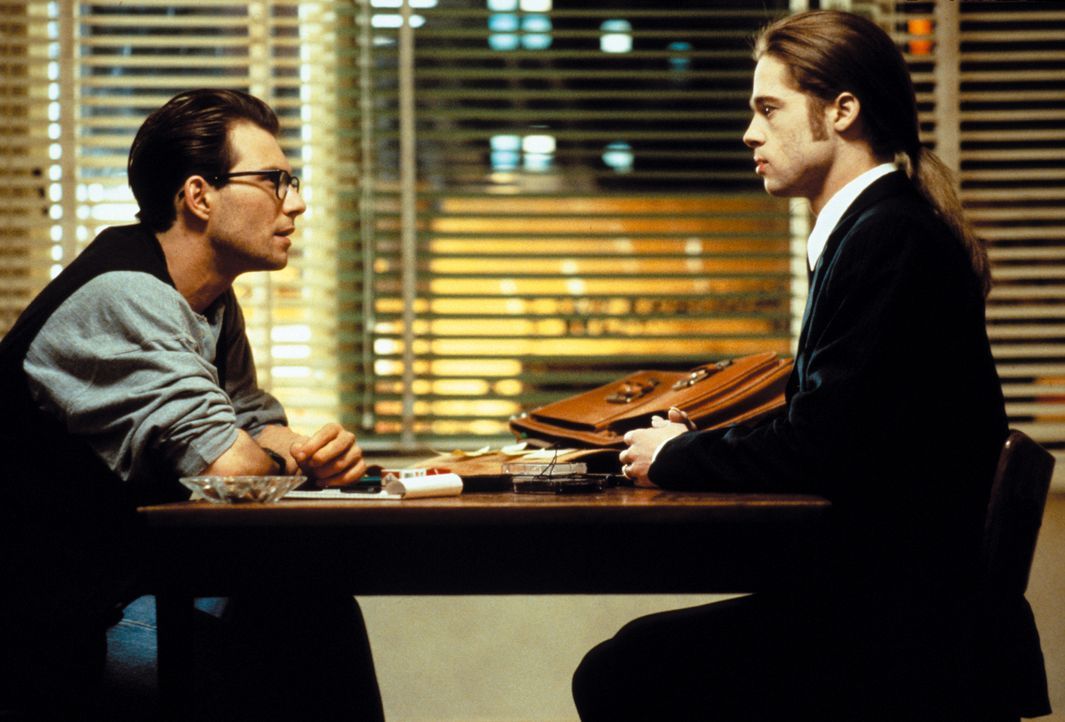 Louis (Brad Pitt, r.) erzählt dem Reporter Daniel Malloy (Christian Slater, l.) von Lestat, dem Vampir, der ihn zu dem machte, was er heute ist: ein... - Bildquelle: Warner Bros.