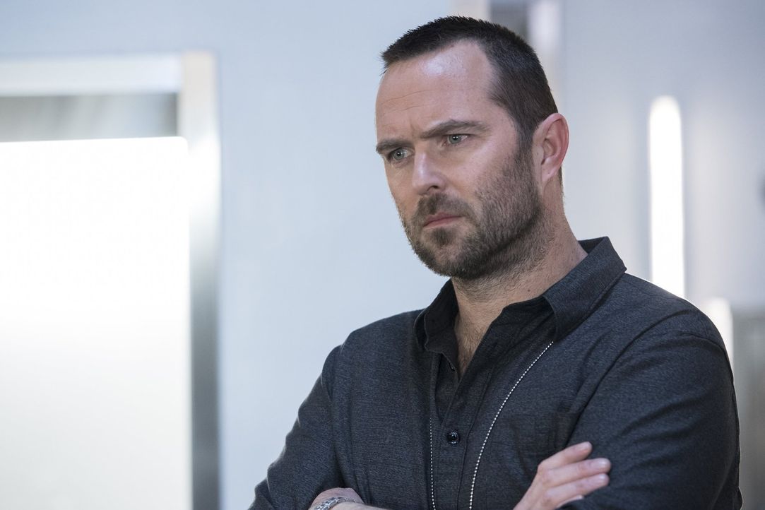 Während sich Kurt Weller (Sullivan Stapleton) vor dem Justizministerium erklären muss, weil ihm vorgeworfen wird, Terroristen Beihilfe zur Flucht ge... - Bildquelle: Warner Brothers