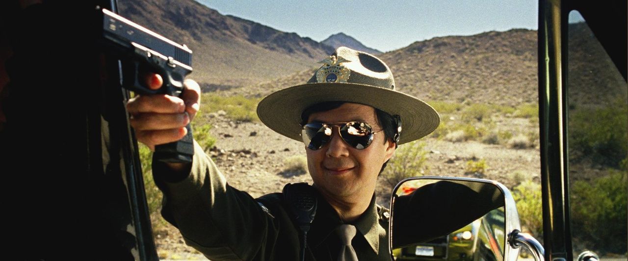 Ein eiskalter Bandit entführt Doug und will ihn nur im Tausch gegen Mr. Chow (Ken Jeong) wieder freilassen. Für den Rest des Wolfrudels beginnt eine... - Bildquelle: 2013 Warner Brothers
