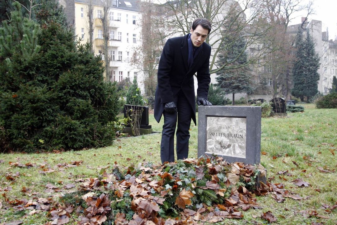 Besucht das Grab seines Vaters: Mark Braun (Arne Stephan) ... - Bildquelle: SAT.1