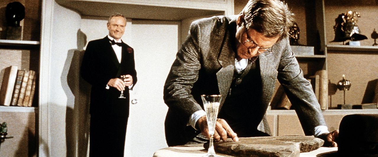 Der reiche Archäologie-Mäzen und Großindustrielle Walter Donovan (Julian Glover, l.) zeigt Dr. Jones (Harrison Ford, r.) die zerbrochen Steintafe... - Bildquelle: Paramount Pictures