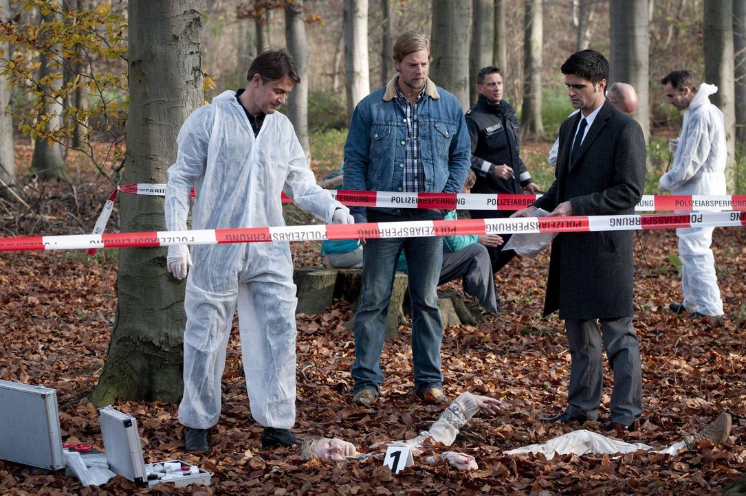 In einem Waldstück wird die Leiche von Silke Hansen gefunden. Schon bald finden Mick (Henning Baum, M.), Andreas (Maximilian Grill, r.) und Meisner... - Bildquelle: SAT.1
