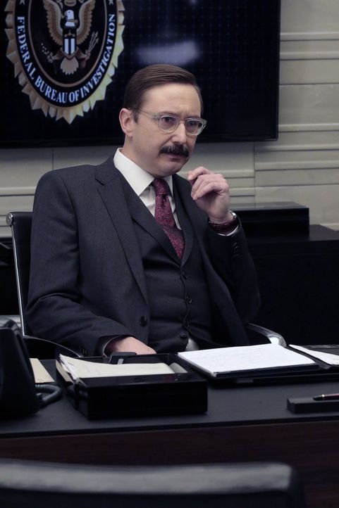 In knallharten Verhören bringt Revisionsleiter Thomas Fischer (John Hodgman) die Agenten ordentlich ins Schwitzen, doch bald wird klar, dass er in J... - Bildquelle: Warner Brothers