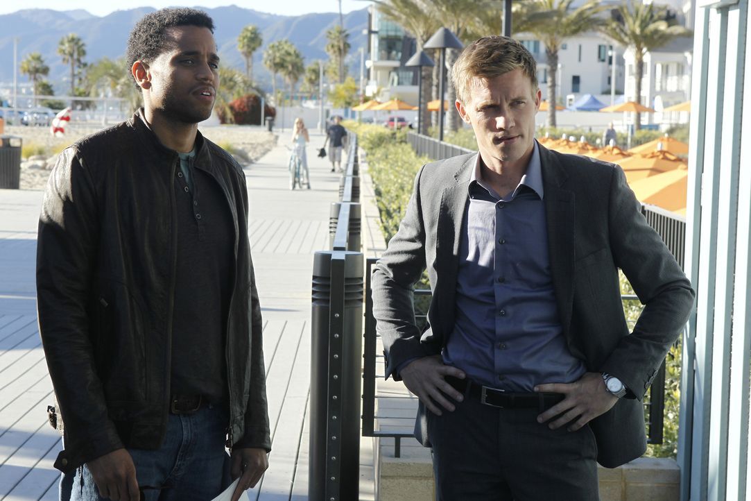 Travis Marks (Michael Ealy, l.) und Wes Mitchell (Warren Kole, r.): Der eine Ex-Anwalt und leidenschaftlicher Gärtner, der andere ein Weiberheld mi... - Bildquelle: 2012 USA Network Media, LLC