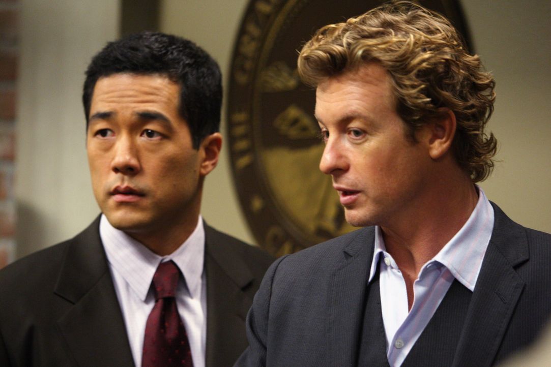 Während eines Verhörs durch Agent Cho (Tim Kang, l.) gesteht Rick den Mord an Mary Beth Hendrix. Der Fall scheint aufgeklärt, doch Patrick (Simon... - Bildquelle: Warner Bros. Television