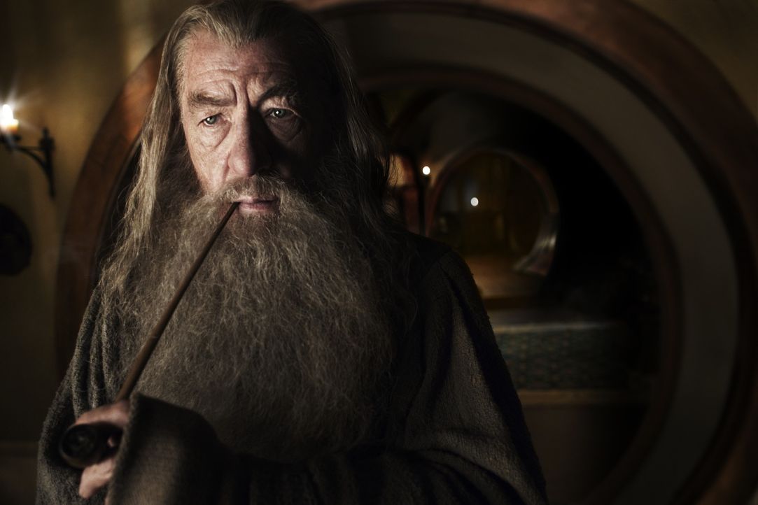 Der weise Zauberer Gandalf (Ian McKellen) schickt 13 Zwerge und den Hobbit Bilbo als Meisterdieb auf eine gefährliche Reise, um das verlorene Zwerge... - Bildquelle: James Fisher 2012 METRO-GOLDWYN-MAYER PICTURES INC. AND WARNER BROS.ENTERTAINMENT INC. ALL RIGHTS RESERVED.
