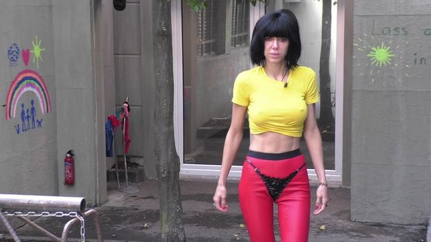 Promi Big Brother - Video - Tag 10: Milo Moiré: Tanga-Hose gegen Sex