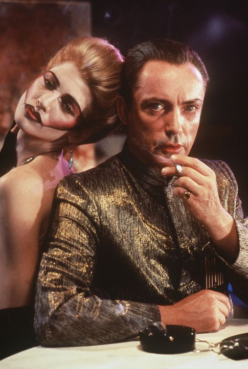Der zwielichtige Datendealer Ralphy (Udo Kier, r.) mit seiner Gespielin Yomamma (Falconer Abraham, l.) ... - Bildquelle: 20th Century Fox