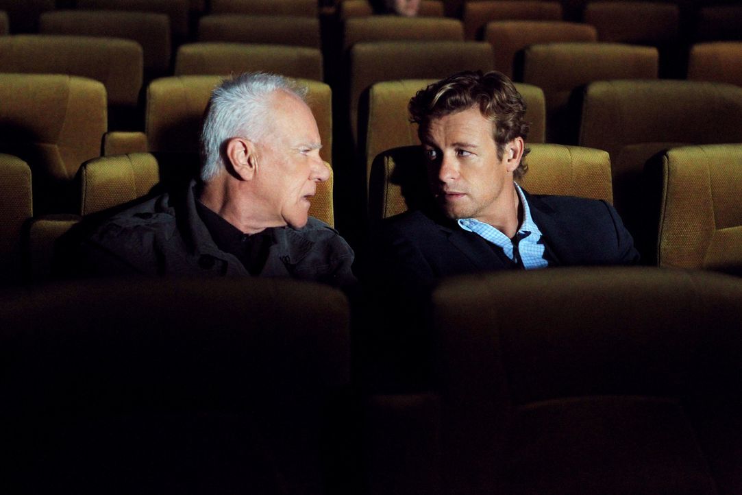 Mit Hilfe des einflussreichen Sektenführer Stiles (Malcolm McDowell, l.) gelingt es Patrick (Simon Baker, r.), Lorelei Martins, die Geliebte des Se... - Bildquelle: Warner Bros. Television