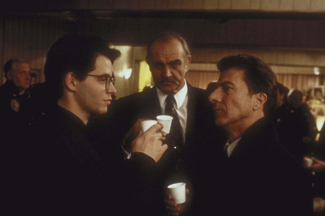Nach langem Zögern willigt Vito (Dustin Hoffman, r.) in Jessie (Sean Connery, M.) und Adams (Matthew Broderick, l.) Einbruchsplan ein ...