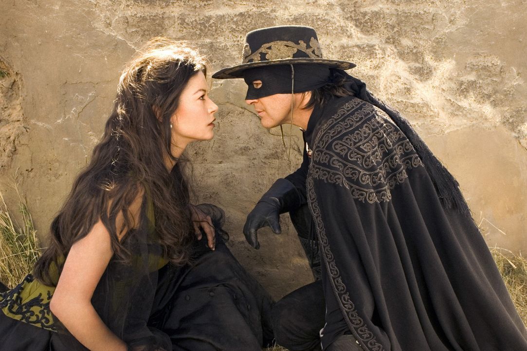 Im Gefecht gegen den neuen Feind ist Zorro (Antonio Banderas, r.) nicht mehr allein: Er kämpft Seite an Seite mit seiner Frau (Catherine Zeta-Jones... - Bildquelle: Sony Pictures Television International. All Rights Reserved.