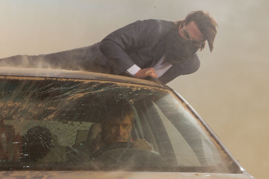 In einem heftigen Sandsturm mitten in Dubai kämpft Ethan (Tom Cruise, oben) um Leben und Tod. Sein Feind Wistrom (Samuli Edelmann, unten) darf auf k... - Bildquelle: 2011 Paramount Pictures. All Rights Reserved.