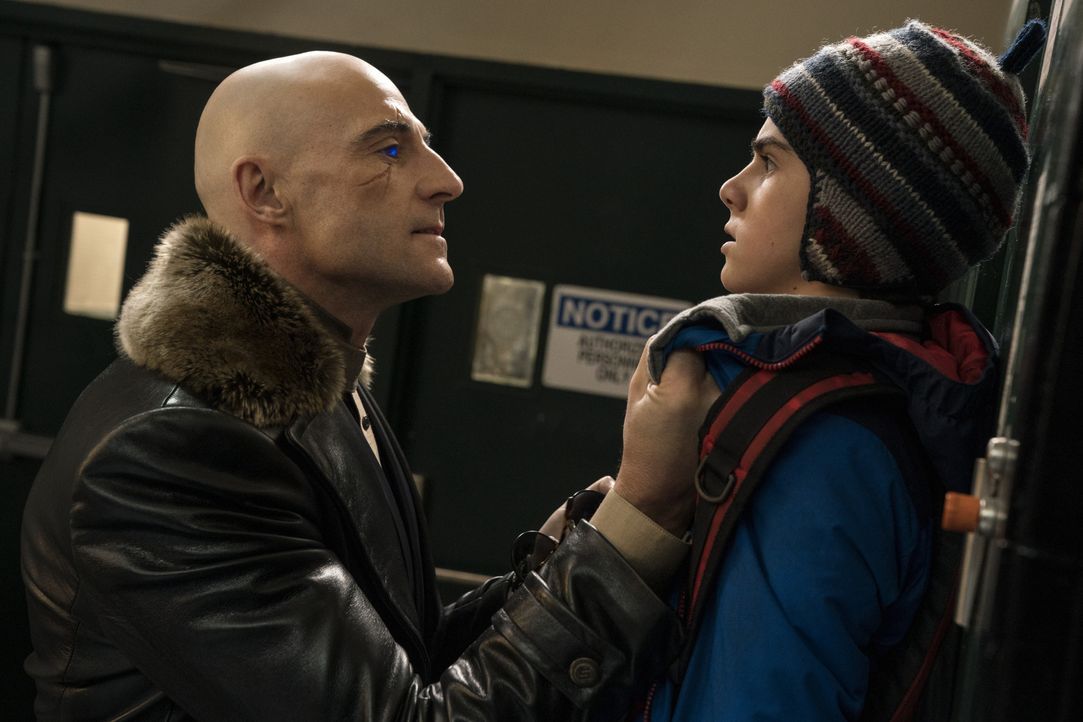 Dr. Sivana (Mark Strong, l.); Freddy Freeman (Jack Dylan Grazer, r.) - Bildquelle: 2019 Warner Bros. Entertainment Inc. SHAZAM! and all related characters and elements are trademarks of and © DC Comics.