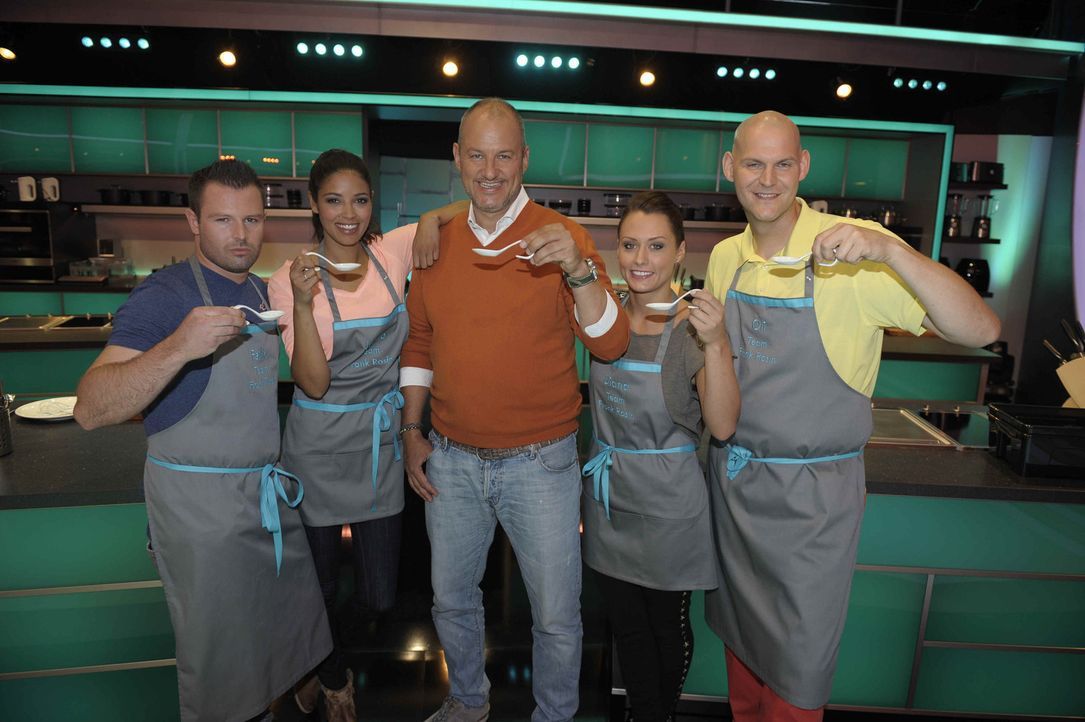 Frank Rosin (M.) und sein Team kochen was das Zeug hält! - Bildquelle: Oliver S. SAT.1