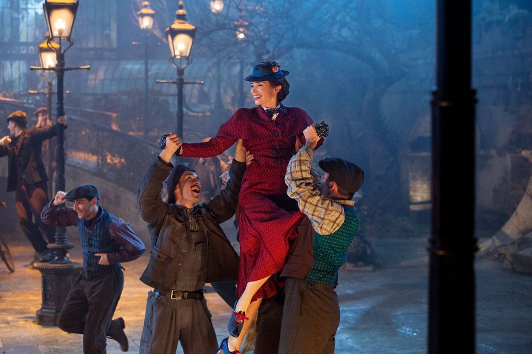 (4.v.l.n.r.) Mary Poppins (Emily Blunt) - Bildquelle: Jay Maidment 2018 Disney Enterprises, Inc. All Rights Reserved. / Jay Maidment