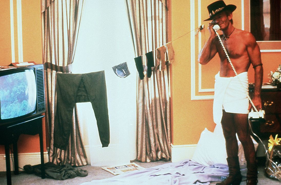 In New York schlägt Crocodile Dundee (Paul Hogan) sein Lager in einem noblen Hotelzimmer auf ... - Bildquelle: Paramount Pictures