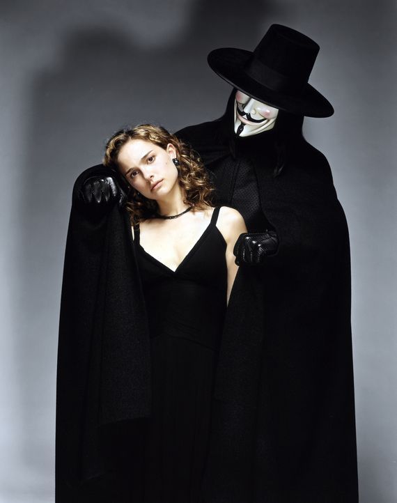 Der große Retter in der Not! Als Evey (Natalie Portman, l.) von Geheimpolizisten zu illegalen Forschungszwecken entführt wird, rettet Vendetta (Hugo... - Bildquelle: Warner Bros. Pictures