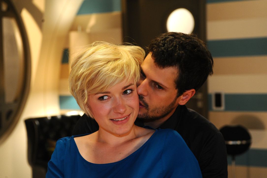 Wie geht es mit Luca (Manuel Cortez, r.) und Olivia (Kasia Borek, l.) weiter? - Bildquelle: SAT.1