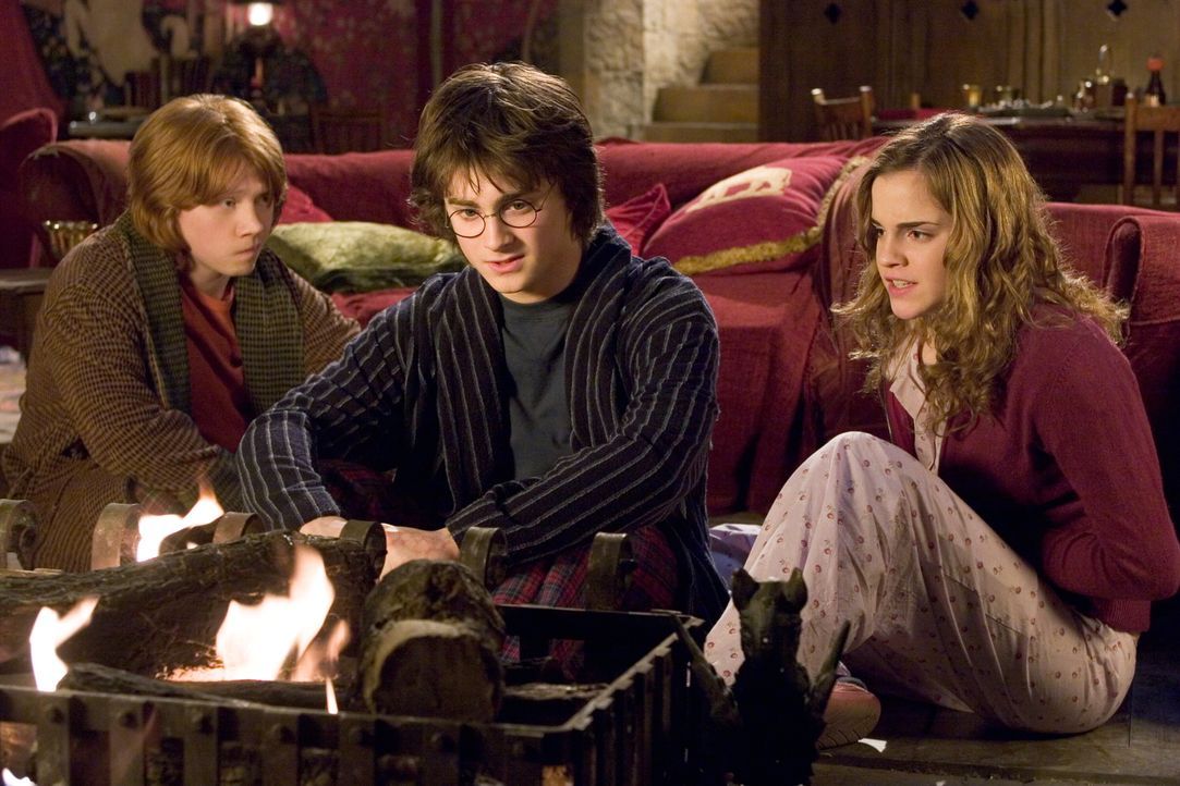 Für Zauberlehrling Harry Potter (Daniel Radcliffe, M.) beginnt das vierte Jahr auf Hogwarts. Große Aufgaben stehen bevor, nicht nur bei der Quidditc... - Bildquelle: 2005 Warner Bros. Ent. Harry Potter Publishing Rights. J.K.R.