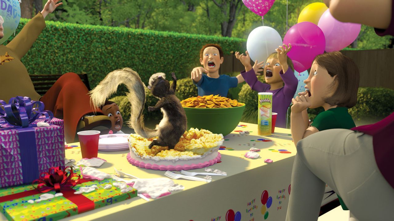 Die Tiere scheinen auf einmal völlig durchzudrehen: Stinktierdame Stella (M.) platzt mitten in einen Kindergeburtstag und sorgt für große Aufregu... - Bildquelle: United International Pictures