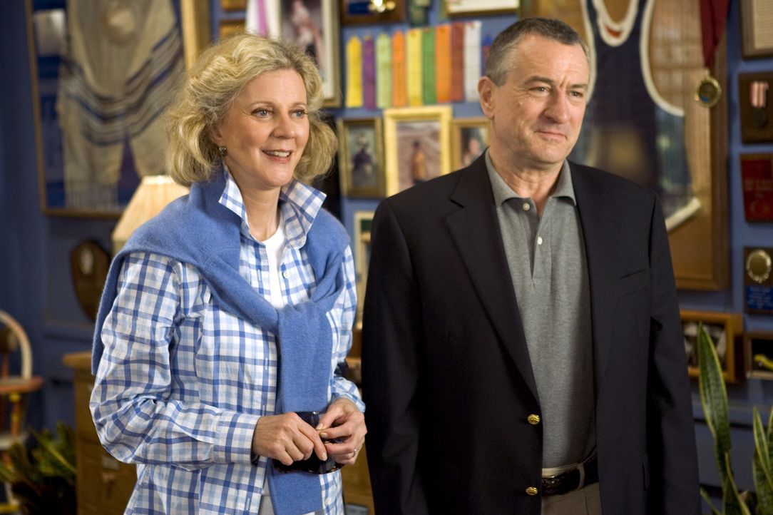 Die konservativen Byrnes (v.l.n.r.: Blythe Danner, Robert De Niro) treffen endlich auf die Eltern von Greg, der ihre Tochter Pam heiraten möchte. G... - Bildquelle: DreamWorks SKG