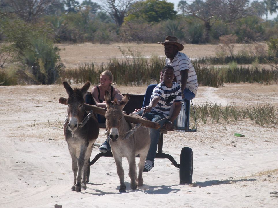 Jaqueline (l.) wird von ihrer Familia nach Namibia geschickt, um dort zu lernen, was es bedeutet, Verantwortung zu übernehmen ... - Bildquelle: SAT.1