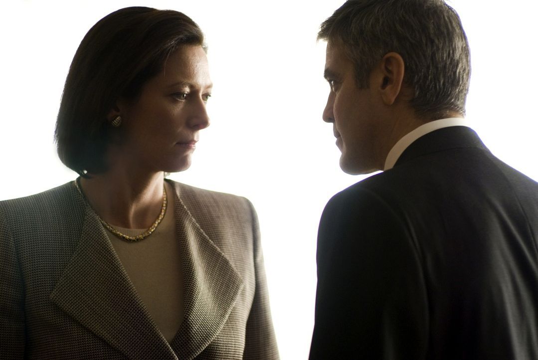 Wird der Anwältin Karen Crowder (Tilda Swinton, l.) klar, mit wem sie da zusammenarbeitet? Michael (George Clooney, r.) kämpft nur wegen ihr und der... - Bildquelle: Constantin Film Verleih GmbH