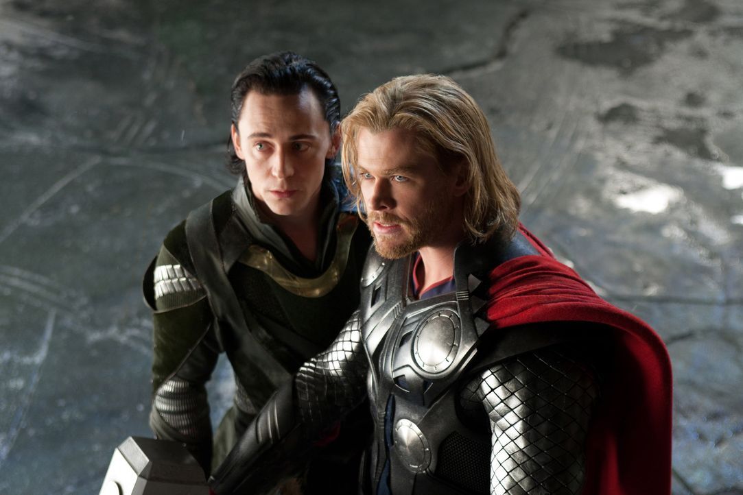 Während Thor (Chris Hemsworth, r.) von seiner Kampfeslust getrieben wird, gelingt es Loki (Tom Hiddleston, l.), seinen Intellekt und seine Hinterh - Bildquelle: 2011 MVLFFLLC. TM &   2011 Marvel. All Rights Reserved.