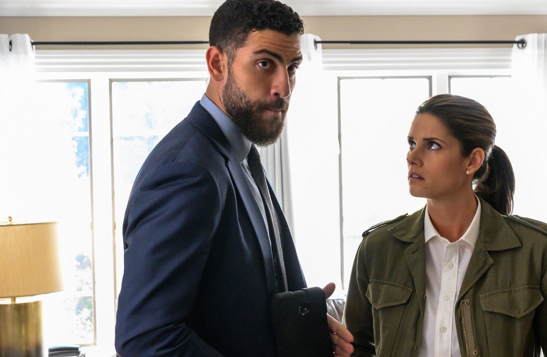 Special Agent Omar Adom 'OA' Zidan (Zeeko Zaki, l.); Special Agent Maggie Bell (Missy Peregrym, r.) - Bildquelle: Mark Schafer 2019 CBS Broadcasting, Inc. All Rights Reserved. / Mark Schafer