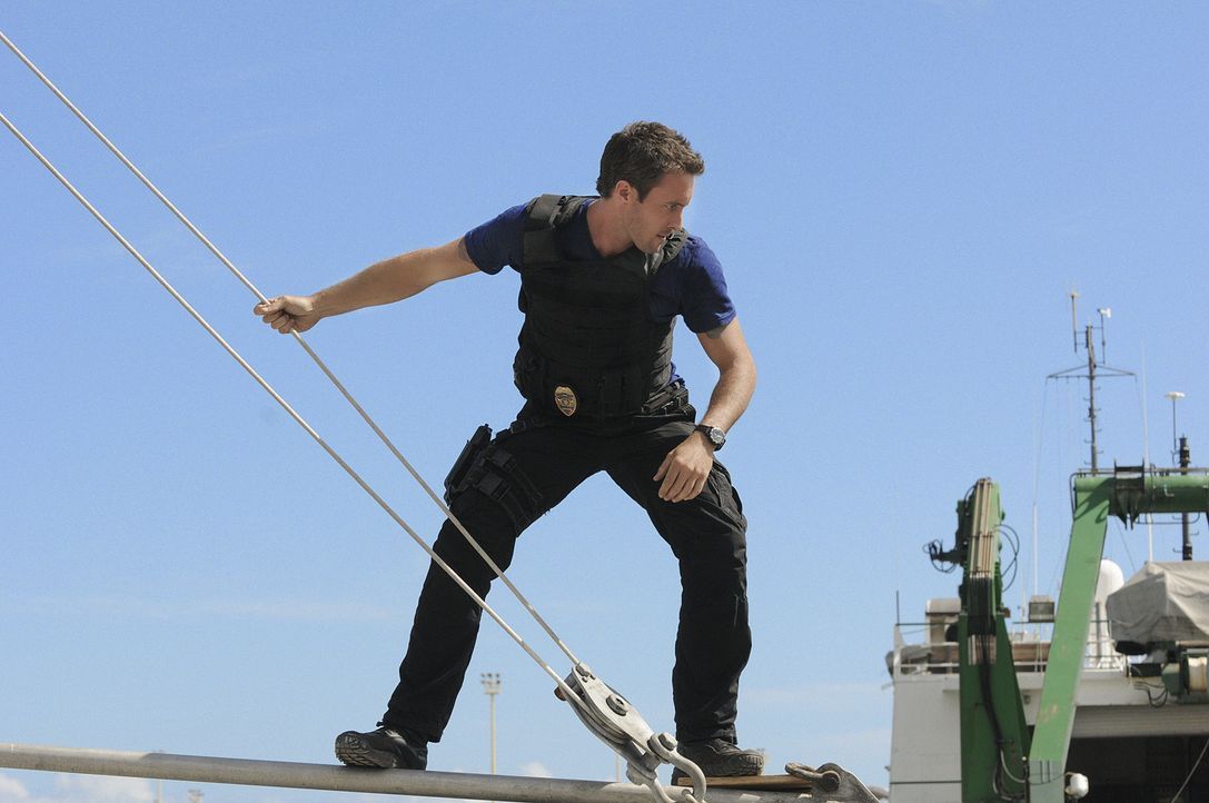 Als der Bergungstaucher Blake Spencer ermordet aus dem Wasser geholt wird, beginnt Steve (Alex O'Loughlin) und sein Team mit den Ermittlungen ... - Bildquelle: TM &   CBS Studios Inc. All Rights Reserved.