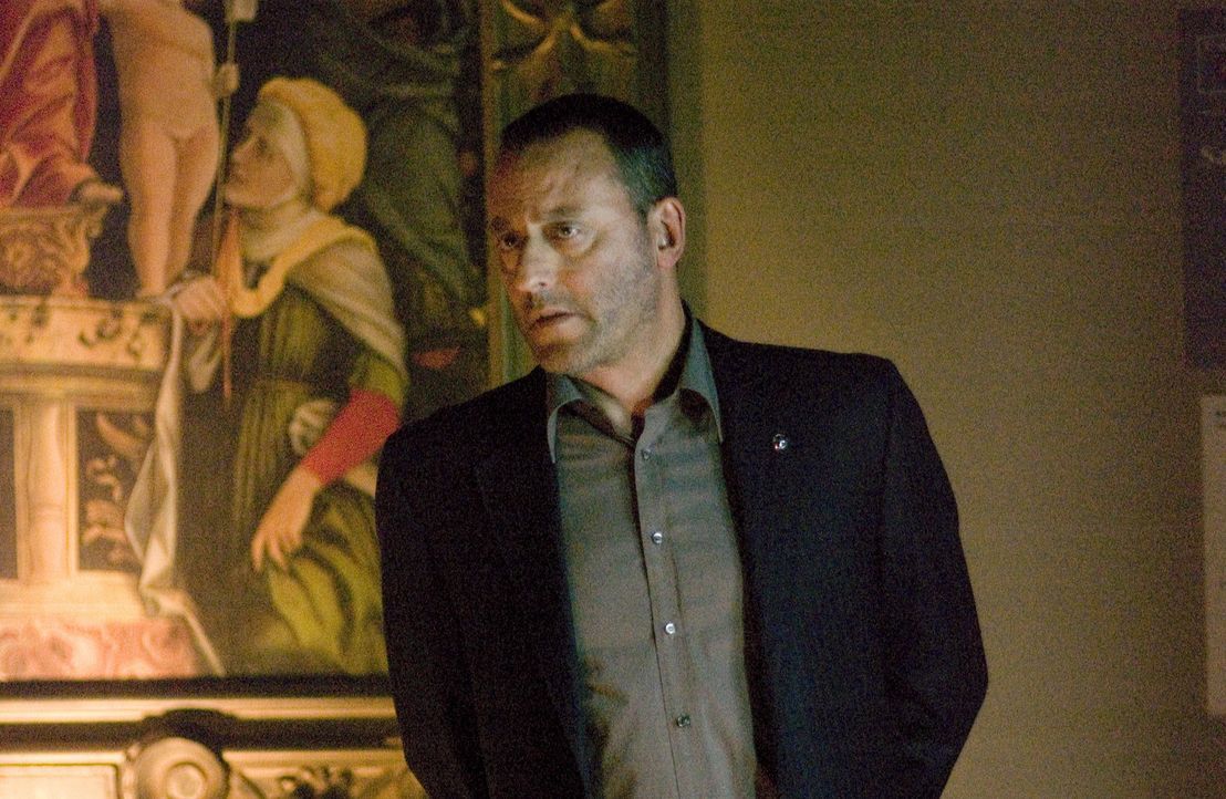 Jacques Saunière, Direktor des Louvre, wird auf grausam Art und Weise ermordet. Die französische Polizei, unter Leitung von Captain Bezu Fache (Je... - Bildquelle: Sony Pictures Television International. All Rights Reserved.